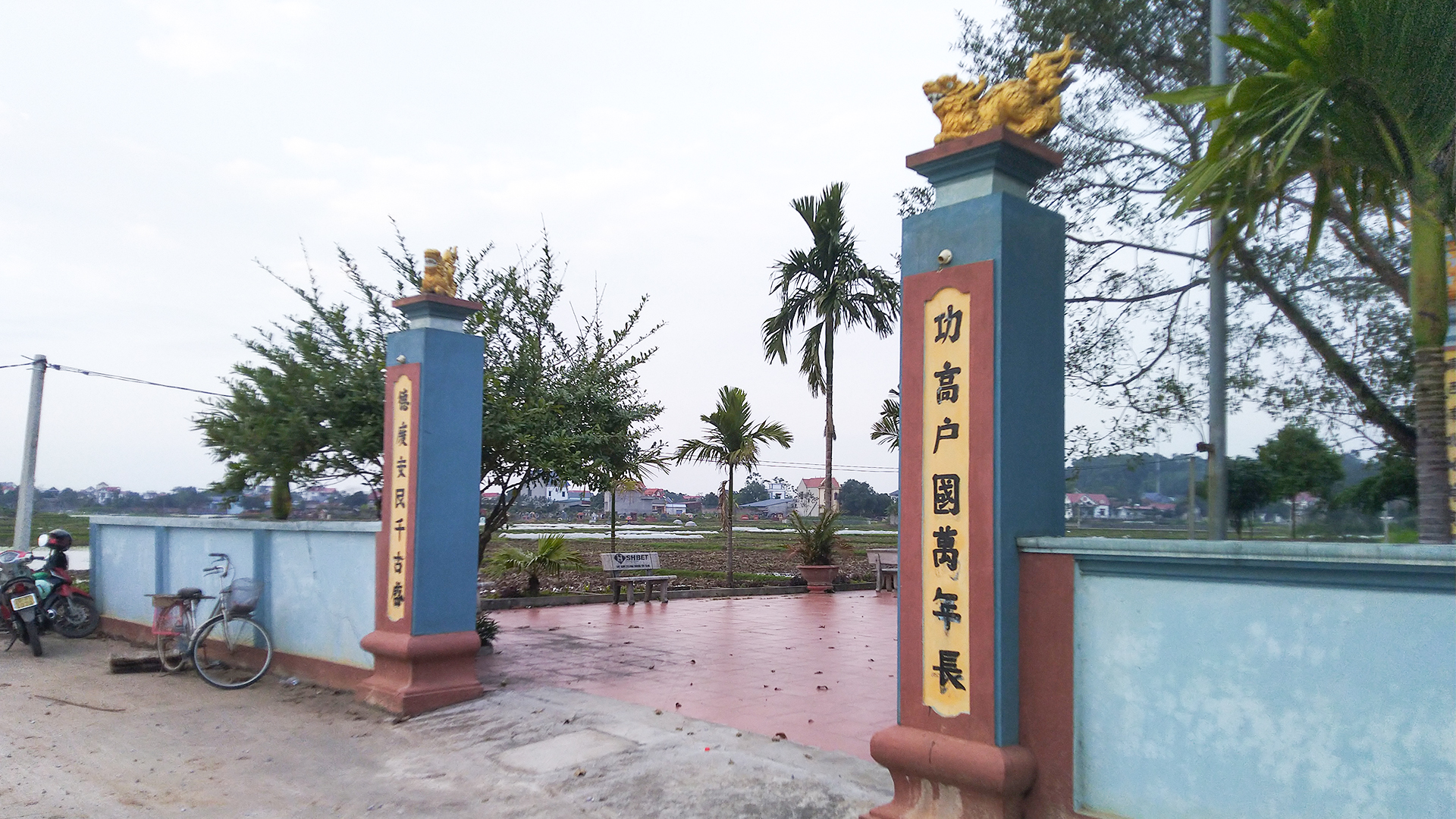 2_Cổng đền.jpg